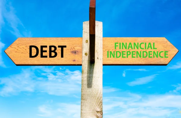 Wooden signpost with two opposite arrows over clear blue sky, Debt versus Financial Independence messages, Personal Finance conceptual image — Stock Photo, Image