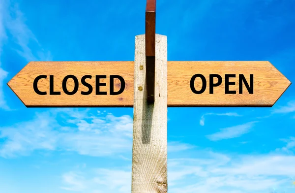 Cerrado versus abierto — Foto de Stock