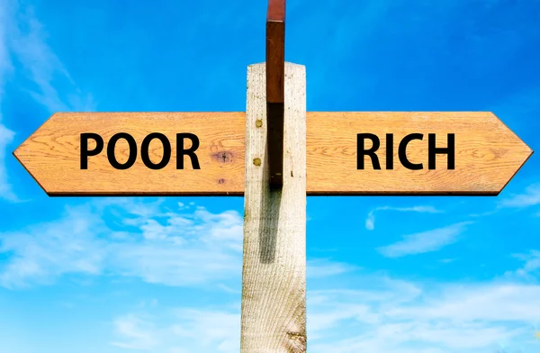 Бедные против богатых — стоковое фото