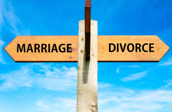 Matrimonio versus mensajes de divorcio, concepto de divorcio — Foto de Stock