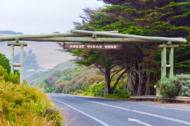 Great Ocean Road memorial arch durumda Victoria, Avustralya