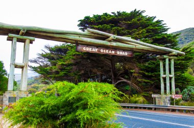 Great Ocean Road memorial arch durumda Victoria, Avustralya