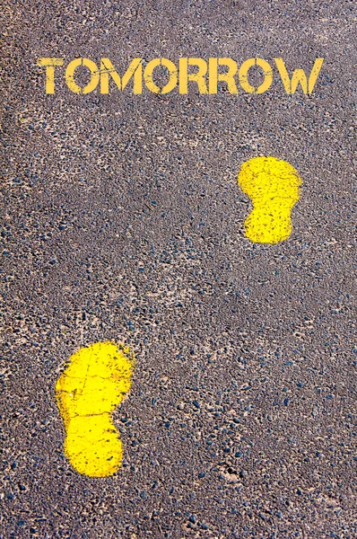 Gul fotspår på trottoaren mot morgondagens meddelande — Stockfoto