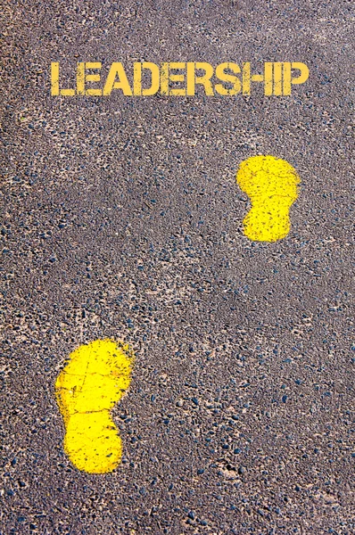 Κίτρινο βήματα σε πεζοδρόμιο προς την ηγεσία μήνυμα — Φωτογραφία Αρχείου