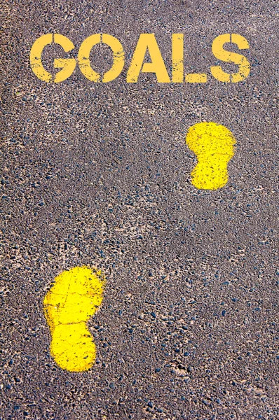 Yellow footsteps on sidewalk towards Goals message — Stock Photo, Image