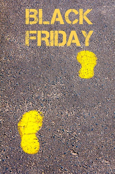 Желтые следы на тротуаре к сообщению Черной пятницы — стоковое фото