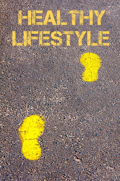 Orme gialle sul marciapiede verso un messaggio stile di vita sano — Foto Stock