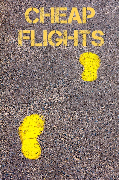 Ucuz uçuşlar mesaj karşı kaldırımda sarı ayak sesleri — Stok fotoğraf