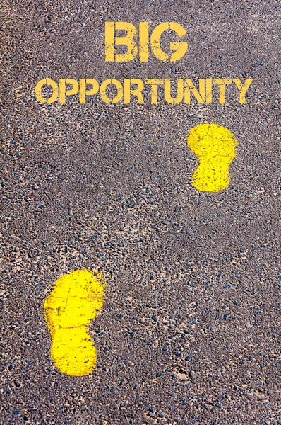 Orme gialle sul marciapiede verso il messaggio Big Opportunity — Foto Stock