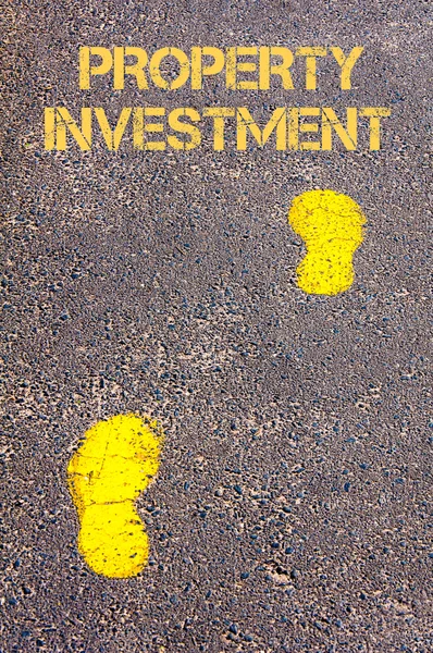 Marche jaune sur le trottoir vers l'investissement immobilier message — Photo