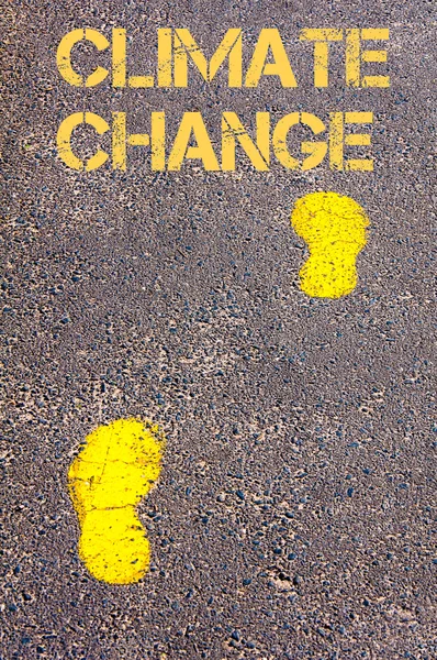 Pasos amarillos en la acera hacia el mensaje del cambio climático —  Fotos de Stock