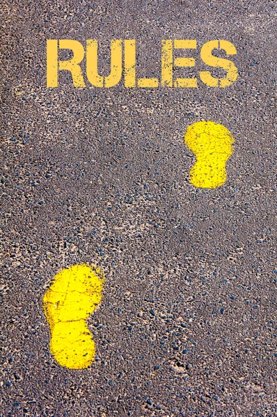 Pasos amarillos en la acera hacia el mensaje Reglas — Foto de Stock