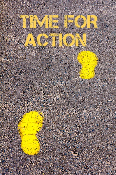 Pasos amarillos en la acera hacia el mensaje Tiempo de Acción — Foto de Stock