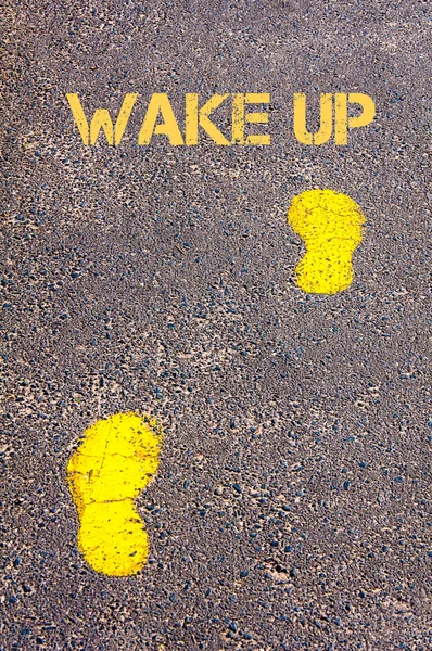 Gul fotspår på trottoaren mot vakna upp meddelande — Stockfoto