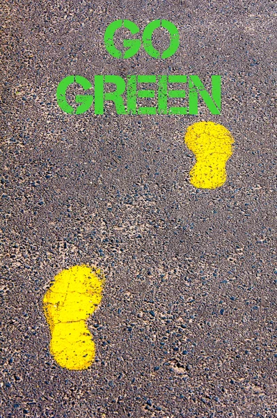 ゴーグリーン メッセージに向かって歩道に黄色の足跡 — ストック写真