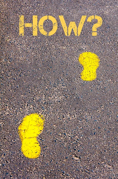 Yellow footsteps on sidewalk towards How message — Stock Photo, Image