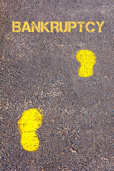 黄色的脚步声，在人行道上走向破产消息 — 图库照片