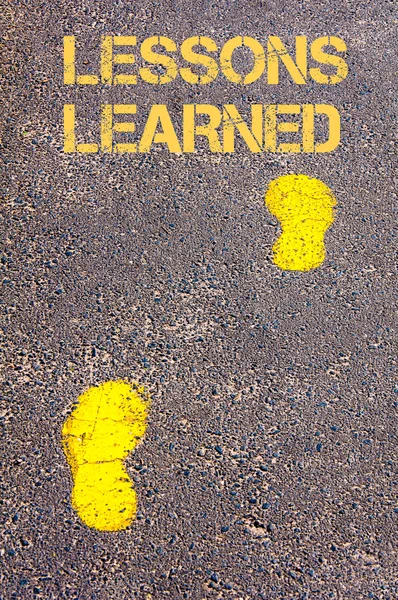 Gele voetstappen op stoep naar Lessons Learned bericht — Stockfoto