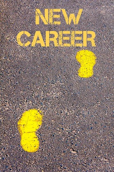 Des pas jaunes sur le trottoir vers une nouvelle carrière message — Photo