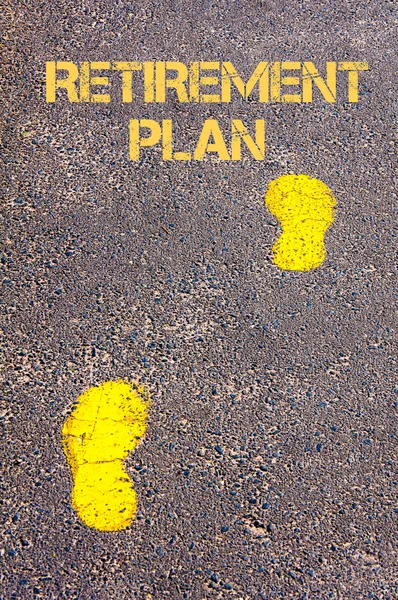 Жовтий стопах на тротуарі по відношенню до Пенсійна програма повідомлення — стокове фото