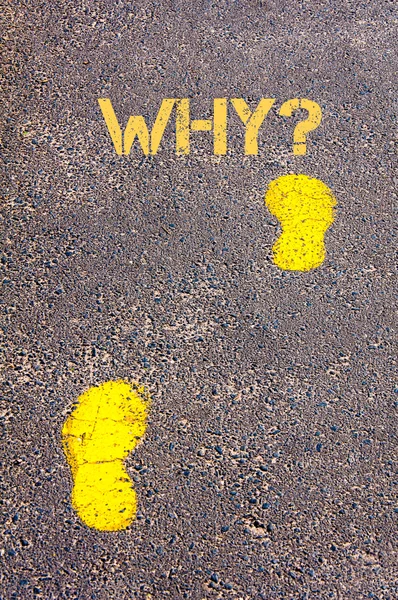 Κίτρινο βήματα σε πεζοδρόμιο προς γιατί μήνυμα — Φωτογραφία Αρχείου
