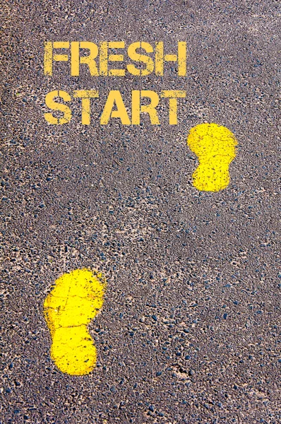 Passos amarelos na calçada em direção à mensagem de início fresco — Fotografia de Stock