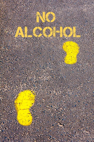 Κίτρινο βήματα σε πεζοδρόμιο προς το μήνυμα ΟΧΙ αλκοόλ — Φωτογραφία Αρχείου