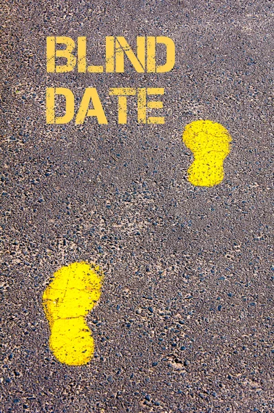 Pisadas amarillas en la acera hacia Blind Date message — Foto de Stock