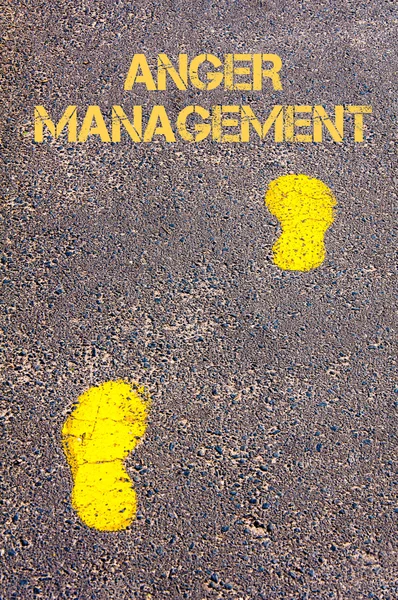 Passos amarelos na calçada em direção à mensagem de gerenciamento da raiva — Fotografia de Stock