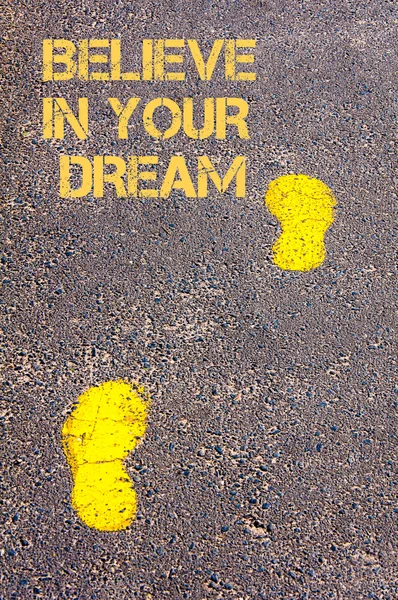 Langkah kaki kuning di trotoar menuju Percaya pada pesan impian Anda — Stok Foto