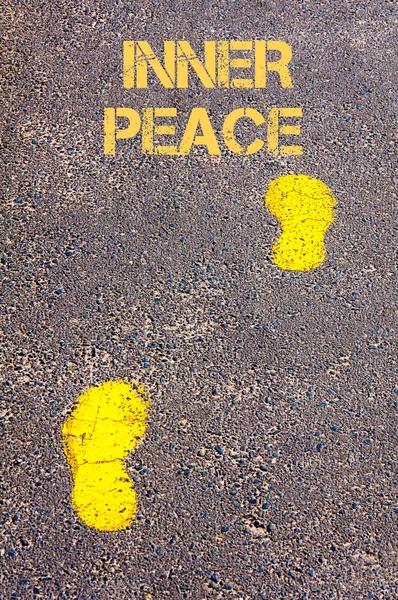 Żółte ślady na chodniku w kierunku wewnętrznego spokoju wiadomość — Zdjęcie stockowe