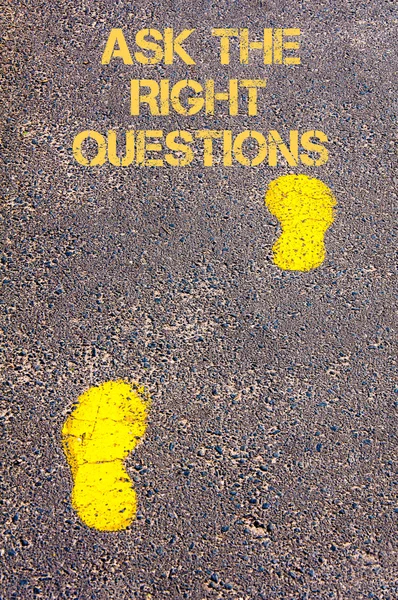 Marche jaune sur le trottoir vers Ask The Right Questions message — Photo