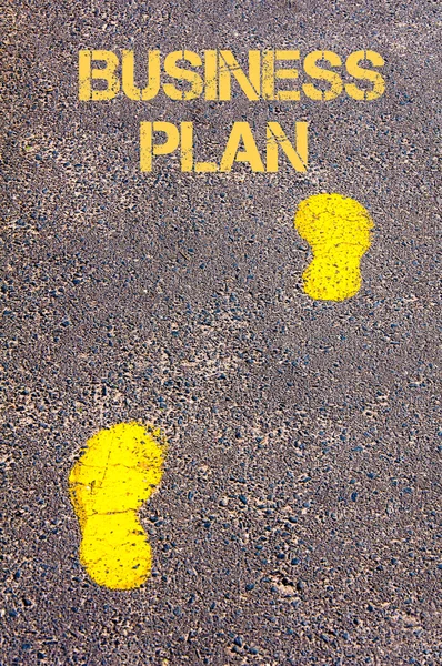 Gul fotspår på trottoaren mot Business Plan meddelande — Stockfoto