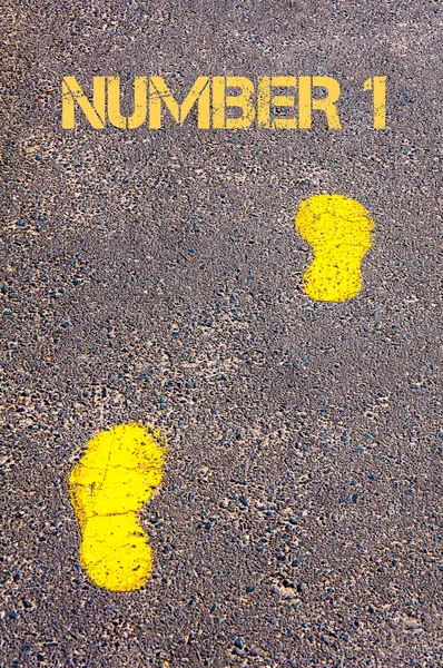 Passos amarelos na calçada em direção à mensagem Número 1 — Fotografia de Stock