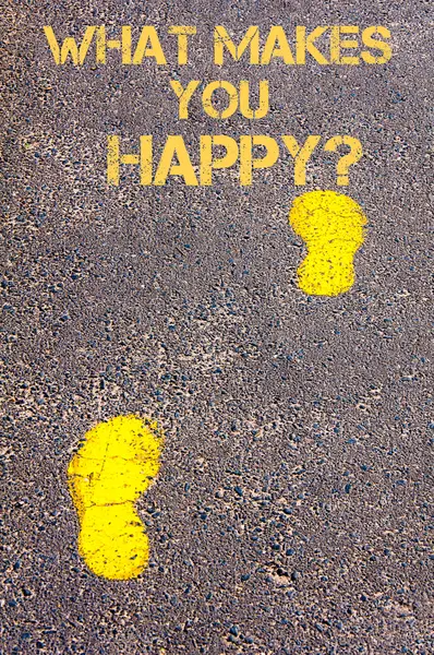 Passos amarelos na calçada em direção ao que faz você feliz mensagem — Fotografia de Stock