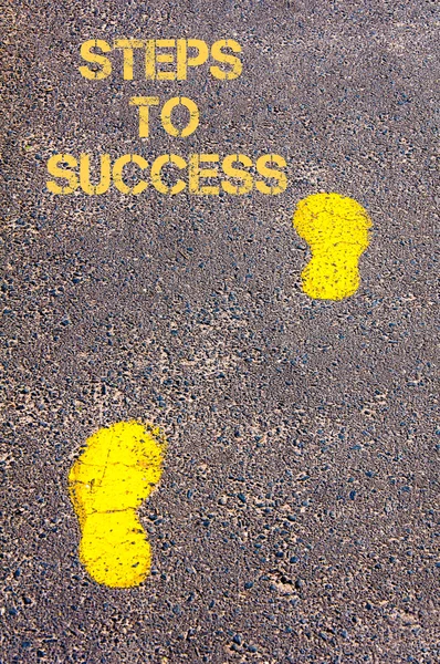 Pasos amarillos en la acera hacia Pasos para el éxito mensaje — Foto de Stock