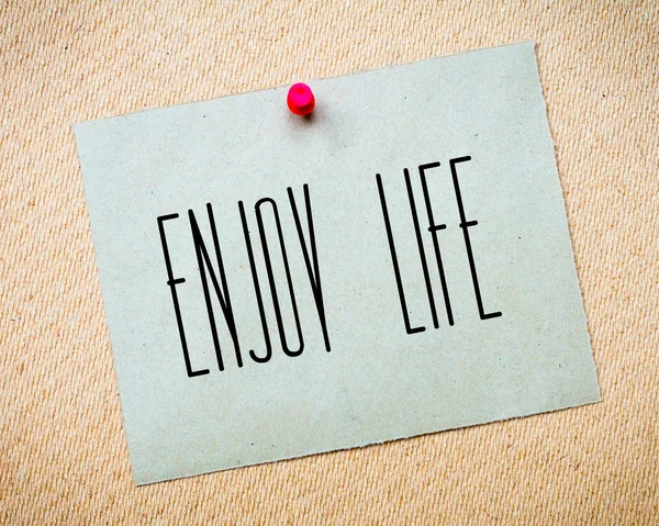 Recycled paper note pinned on cork board.Enjoy Life Message.Happiness Concept — Stock Photo, Image