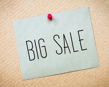 Geri dönüşümlü kağıt Not cork tahtada yıktı. Büyük satış mesaj. Kavram görüntü