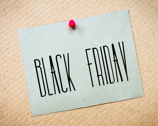 Gerecycleerd papier opmerking vastgemaakt aan kurk boord. Black Friday bericht. Concept afbeelding — Stockfoto