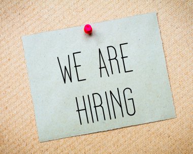 Geri dönüşümlü kağıt Not cork tahtada yıktı. Mesaj işe vardır. Kavram görüntü