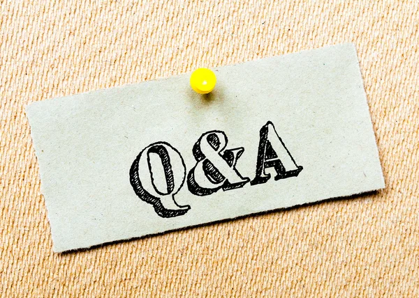 Recycled paper note pinned on cork board. Q&A Message. Concept Image — Stock Photo, Image