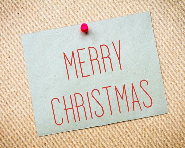 Recycled paper note pinned on cork board.Merry Christmas Message. Concept Image — Stock Photo, Image