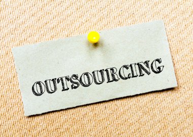 Geri dönüşümlü kağıt Not cork tahtada yıktı. Dış kaynak mesaj. Kavram görüntü