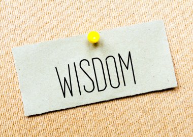 Geri dönüşümlü kağıt Not cork tahtada yıktı. Bilgelik mesaj. Kavram görüntü