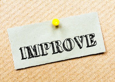 Geri dönüşümlü kağıt Not cork tahtada yıktı. Mesaj geliştirmek. Kavram görüntü