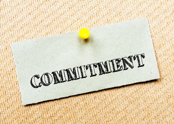 Recycled paper note pinned on cork board. Commitment Message. Concept Image — Stock Photo, Image