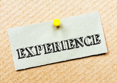 Geri dönüşümlü kağıt Not cork tahtada yıktı. Deneyim mesajı. Kavram görüntü