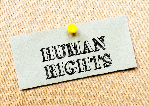 Переработанная бумажная записка прикреплена на пробковую доску. Послание по правам человека. Изображение — стоковое фото