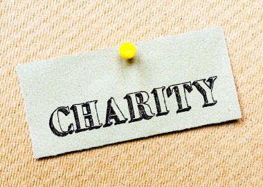 Geri dönüşümlü kağıt Not cork tahtada yıktı. Sadaka mesaj. Kavram görüntü