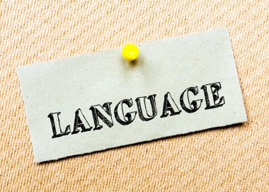 Geri dönüşümlü kağıt Not cork tahtada yıktı. Dil mesaj. Kavram görüntü